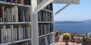 Η ταράτσα του βιβλιοπωλείου Atlantis Books στη Σαντορίνη