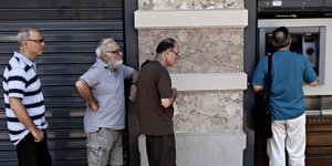 Ουρά σε τραπεζικό ΑΤΜ / Φωτογραφία: SOOC/Alexandros Michailidis