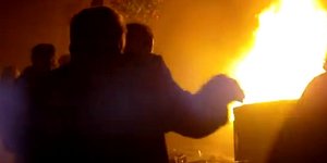 Καρέ-καρέ η εκκένωση του κινηματογράφου «Αττικόν» [βίντεο]