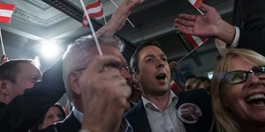 (Αυστριακοί πανηγυρίζουν την νίκη του ακροδεξιού υποψηφίου στις πρόσφατες Προεδρικές εκλογές