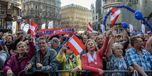 (Υποστηρικτές του ακροδεξιού Χόφερ πανηγυρίζουν την επικράτηση του στον Α' γύρο