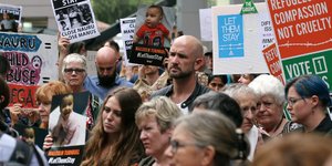 Διαδηλωτές ζητούν το κλείσιμο των κέντρων κράτηση προσφύγων. Φωτογραφία: AP