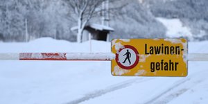Πινακίδα προειδοποιεί για τον κίνδυνο χιονοστιβάδων κοντά στο Λόφερ της επαρχίας Σάλτσμπουργκ (Φωτογραφία: AP/Kerstin Joensson)