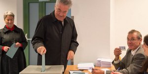 (Ο νυν Πρόεδρος της Αυστρίας ασκεί το εκλογικό του δικαίωμα
