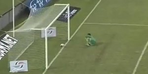 Γκαντέμης τερματοφύλακας πέτυχε αυτογκόλ με τα οπίσθια [βίντεο]