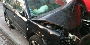 Αυτοκίνητο χτύπησε σταθμευμένα οχήματα και κατέληξε σε φαρμακείο