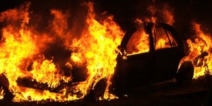 Πυρκαγιά σε μάντρα αυτοκινήτων στο Παλαιό Φάληρο