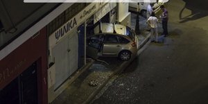 Αυτοκίνητο «μπούκαρε» τα ξημερώματα σε ψιλικατζίδικο του Βόλου