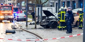 Γερμανία: Αυτοκίνητο έπεσε πάνω σε στάση λεωφορείου (Φωτογραφία: Τwitter)