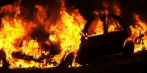 Οι εμπρηστές αυτοκινήτων χτύπησαν στα Εξάρχεια
