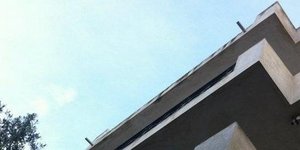 Σοκ - Βούτηξε από τον 4ο όροφο πολυκατοικίας στο Θησείο