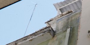 Πήρε αγκαλιά τον διευθυντή της ΔΕΗ και απειλούσε να πέσουν από το μπαλκόνι