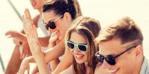 Mια παρέα νέων χαμογελά στο φακό/ Shutterstock