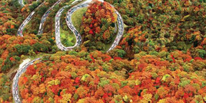 Ενας επιβλητικός δρόμος: Ανεβείτε στην «κατοικία των θεών» ακροβατώντας ανάμεσα 