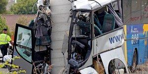 Λεωφορείο καρφώθηκε σε κολώνα γέφυρας (Φωτογραφία: ΑΠΕ/ EPA/Alberto Morante)