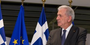 Ο Ελληνας επίτροπος Δημήτρης Αβραμόπουλος- φωτογραφία intimenews