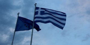 H ελληνική σημαία και η σημαία της ΕΕ/ Φωτογραφία: Eurokinissi