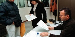 Απολύσεις 15.000 δημοσίων υπαλλήλων μέσα στο 2012