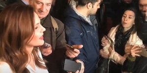 Η νεαρή γυναίκα διέκοψε τις δηλώσεις της κ. Αχτσιόγλου