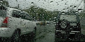 Βροχή και απεργία έφεραν το χάος στους δρόμους της Αθήνας