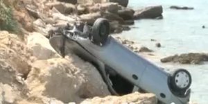 Κόρινθος: Το αυτοκίνητο σταμάτησε εκεί που σκάει το κύμα [βίντεο]