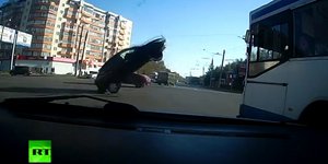 Αυτοκίνητο μπλέχτηκε στα καλώδια του τρόλεϊ και αναποδογύρισε [βίντεο]