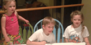 Ξεκαρδιστική αντίδραση 5χρονου που μαθαίνει ότι θα αποκτήσει και τρίτη αδελφούλα