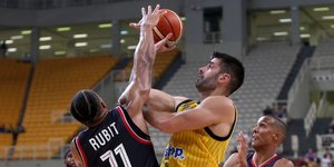 Ο Ντούσαν Σάκοτα σε στιγμιότυπο από το ματς στο ΟΑΚΑ για τη φάση των ομίλων / Φωτογραφία: Eurokinissi