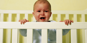 Τα μωρά κλαίνε τη νύχτα για να αποτρέψουν νέα εγκυμοσύνη: Τι υποστηρίζουν οι ερε