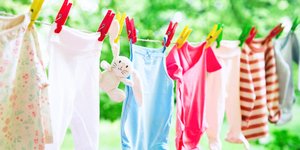 Ένα νέο κόλπο για το άπλωμα των βρεφικών ρούχων χωρίς μανταλάκια. Φωτογραφία: Shutterstock 