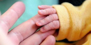«Νεκρό» μωρό ξύπνησε και γλίτωσε την τελευταία στιγμή -Λίγο πριν το αποτεφρώσουν