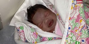 Κινέζα προσπάθησε να ξεφορτωθεί το νεογέννητο βρέφος της πετώντας το στην τουαλέ