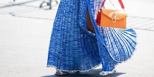 Γυναίκα ποζάρει στον φακό/ Φωτογραφία Instagram @thestyleograph