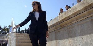Μετά τη Μισέλ Ομπάμα και η Ντόρα Μπακογιάννη διαμαρτύρεται για την απαγωγή των κ