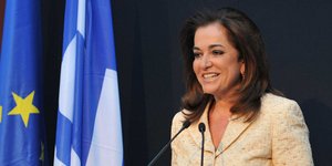 Μπακογιάννη εξηγεί μέσω twiiter στην Bild τι έγινε με τις σαμπάνιες στη Μύκονο: 