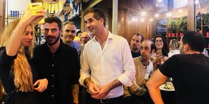 O Κώστας Μπακογιάννης και ο Ακης Πετρετζίκης μαζί στο Τελ Αβίβ