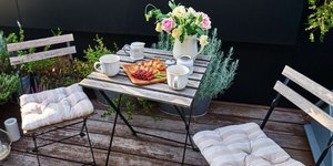 Τραπέζι στη βεράντα /Φωτογραφία: Shutterstock