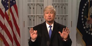 O Άλεκ Μπάλντουϊν σατιρίζει τον Τραμπ στο "Saturday Night Live" του ΝΒC (Φωτογραφία: YouTube)