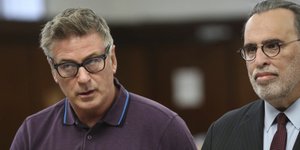 Ο Αλεκ Μπάλντγουιν στο δικαστήριο/ Φωτογραφία: AP- Alec Tabak