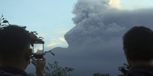 Προβλήματα στις πτήσεις προκαλεί το ηφαίστειο στο Μπαλί (Φωτογραφία: AP/ Firdia Lisnawati)