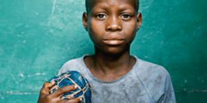 Το ποδόσφαιρο πίσω από τους προβολείς: Κλωτσώντας το τόπι στις φτωχογειτονιές τη