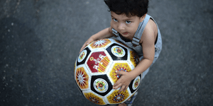 Ποδοσφαιριστές και ball boys-Μια «αιώνια έχθρα» [βίντεο]