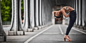 Από το σανίδι στον δρόμο - Χορεύτριες μπαλέτου ποζάρουν στο Παρίσι [εικόνες]