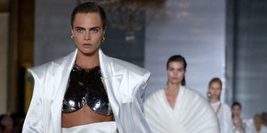 Στιγμιότυπο από το πρόσφατο show του οίκου Βalmain/ Φωτογραφία Ap