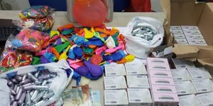 Σύλληψη αλλοδαπών που πουλούσαν παράνομα μπαλόνια με αέριο γέλιου/ Φωτογραφία ekriti.gr