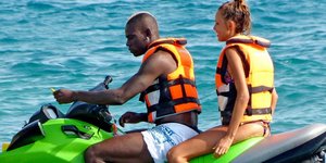 Ο Μπαλοτέλι κάνει τζετ σκι μαζί με αιθέρια παρουσία [εικόνες]