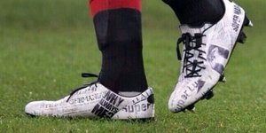 O Μπαλοτέλι «γράφει» τις εφημερίδες στα καινούρια παπούτσια του -Εκλεψε πάλι την