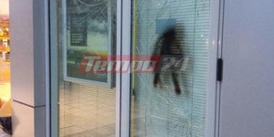 Φωτογραφία: tempo24.news- Σπασμένη τζαμαρία σε τράπεζα