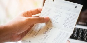 Βιβλιάριο λογαριασμού / Φωτογραφία: Shutterstock