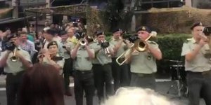 Η μπάντα του στρατού έκλεψε την παράσταση